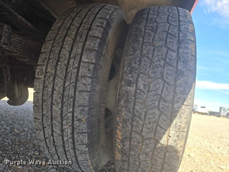 image for item ET5268 1999 Ford F350 Super Duty utility bed pickup truck