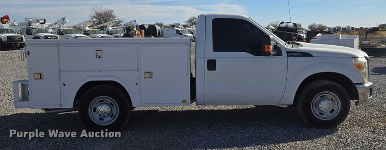 image for item ET5269 2013 Ford F250 Super Duty utility bed pickup truck