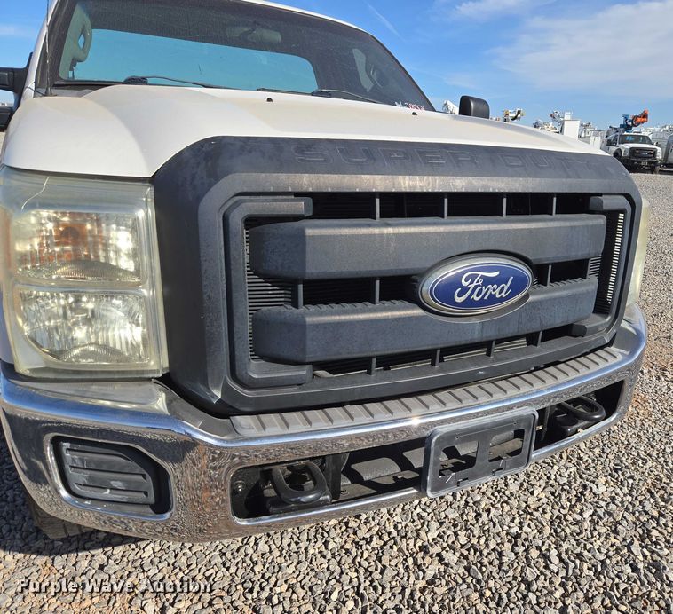 image for item ET5269 2013 Ford F250 Super Duty utility bed pickup truck