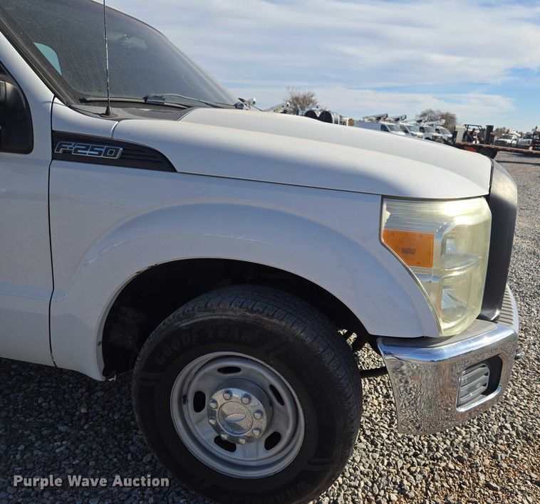 image for item ET5269 2013 Ford F250 Super Duty utility bed pickup truck