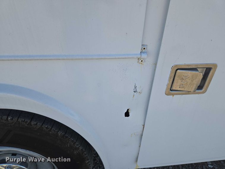 image for item ET5269 2013 Ford F250 Super Duty utility bed pickup truck