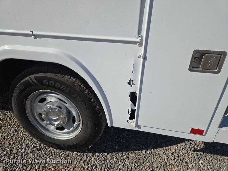 image for item ET5269 2013 Ford F250 Super Duty utility bed pickup truck