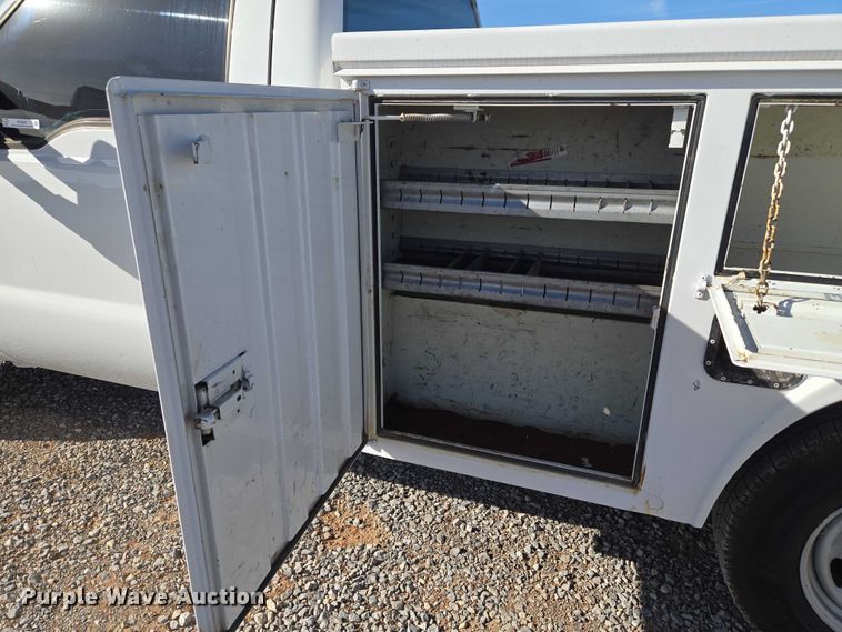 image for item ET5269 2013 Ford F250 Super Duty utility bed pickup truck