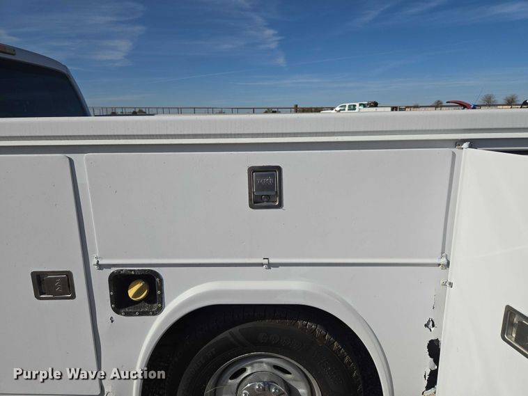 image for item ET5269 2013 Ford F250 Super Duty utility bed pickup truck