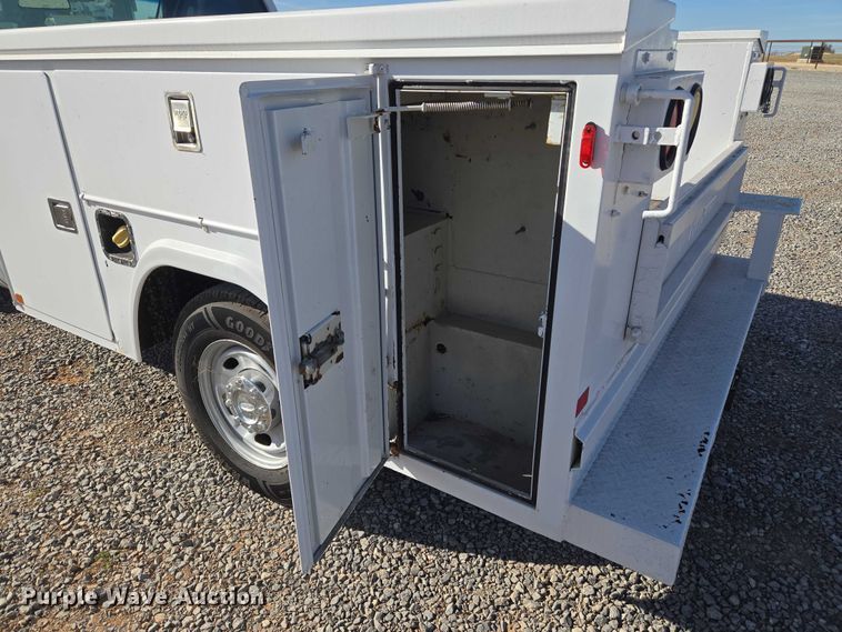 image for item ET5269 2013 Ford F250 Super Duty utility bed pickup truck