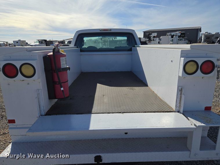 image for item ET5269 2013 Ford F250 Super Duty utility bed pickup truck