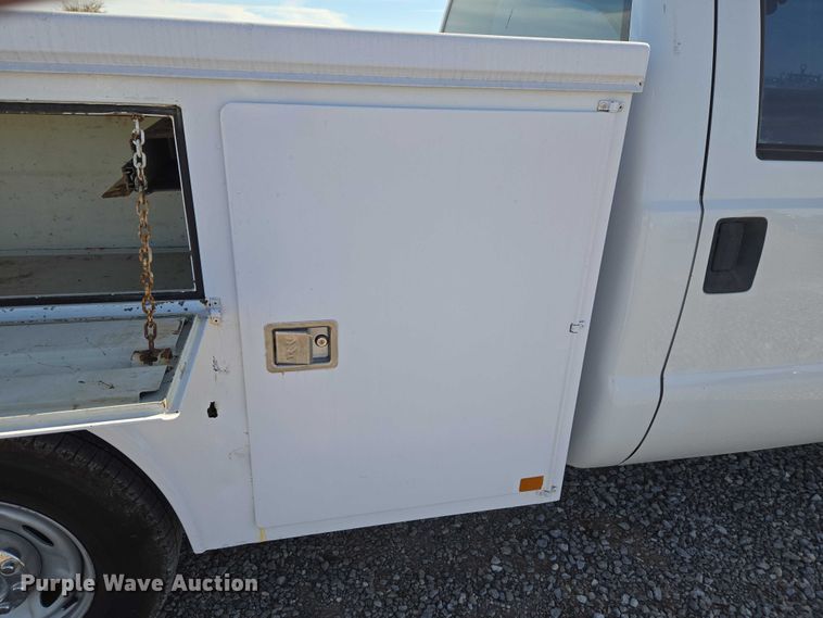 image for item ET5269 2013 Ford F250 Super Duty utility bed pickup truck