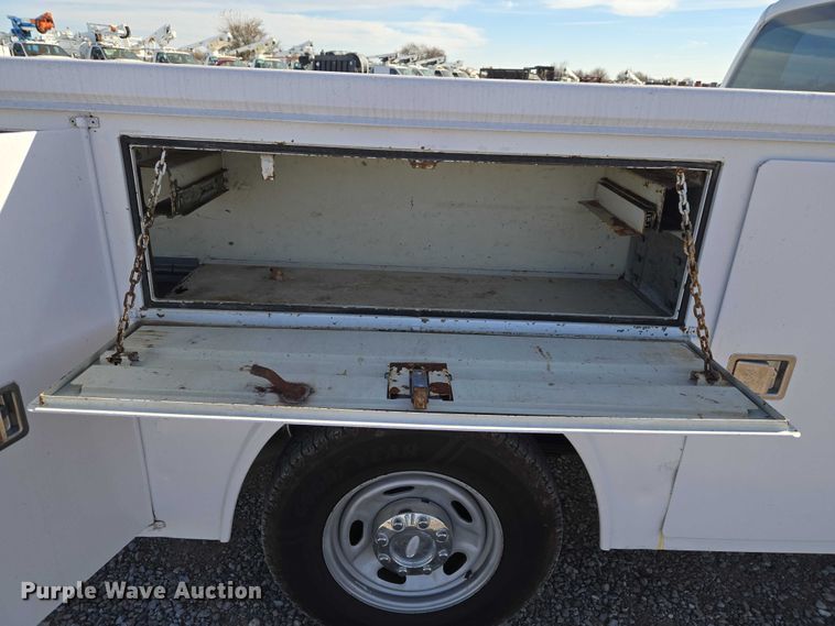 image for item ET5269 2013 Ford F250 Super Duty utility bed pickup truck