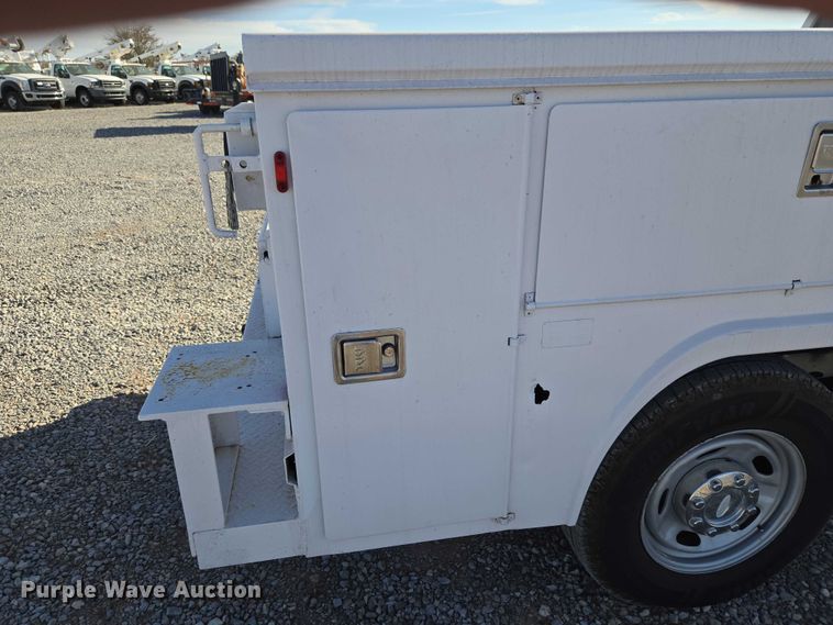 image for item ET5269 2013 Ford F250 Super Duty utility bed pickup truck