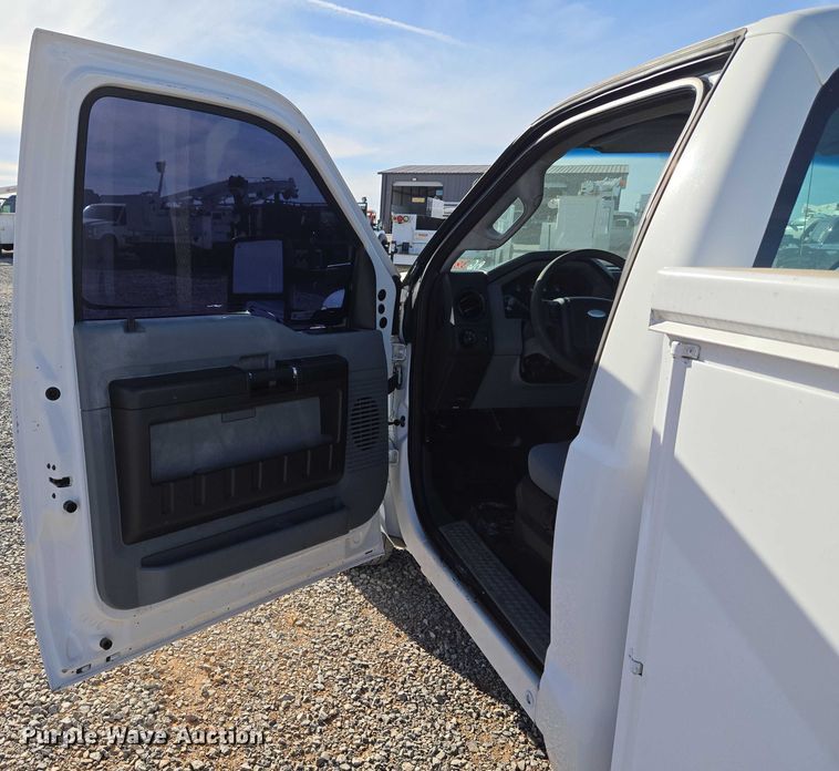 image for item ET5269 2013 Ford F250 Super Duty utility bed pickup truck