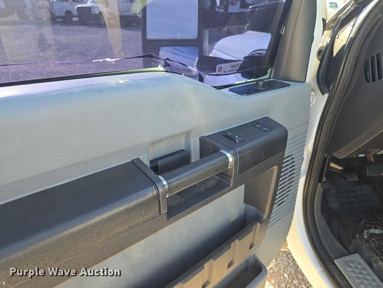 image for item ET5269 2013 Ford F250 Super Duty utility bed pickup truck