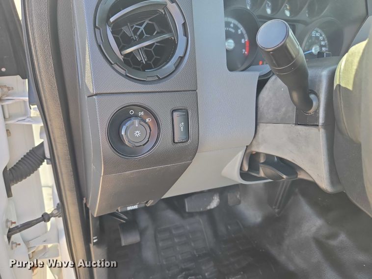 image for item ET5269 2013 Ford F250 Super Duty utility bed pickup truck