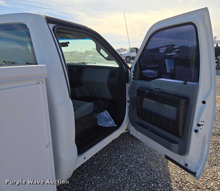 image for item ET5269 2013 Ford F250 Super Duty utility bed pickup truck