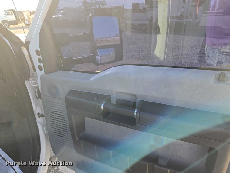 image for item ET5269 2013 Ford F250 Super Duty utility bed pickup truck