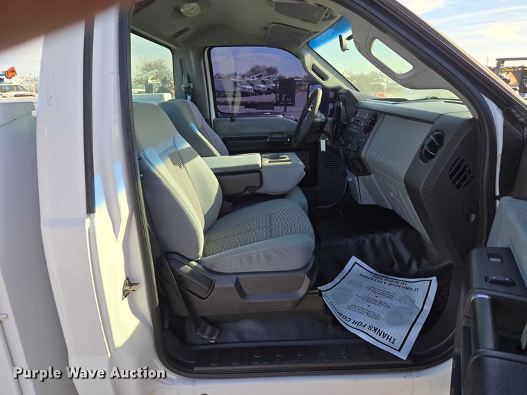 image for item ET5269 2013 Ford F250 Super Duty utility bed pickup truck