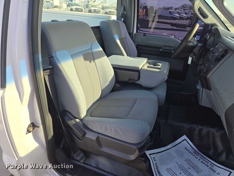 image for item ET5269 2013 Ford F250 Super Duty utility bed pickup truck