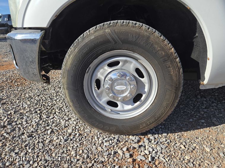 image for item ET5269 2013 Ford F250 Super Duty utility bed pickup truck