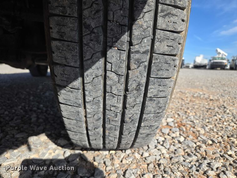 image for item ET5269 2013 Ford F250 Super Duty utility bed pickup truck