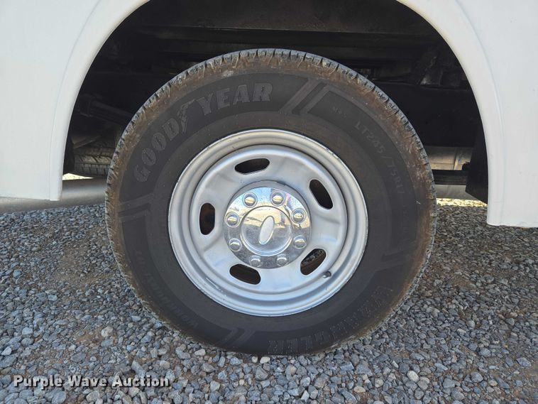 image for item ET5269 2013 Ford F250 Super Duty utility bed pickup truck