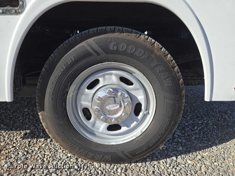 image for item ET5269 2013 Ford F250 Super Duty utility bed pickup truck