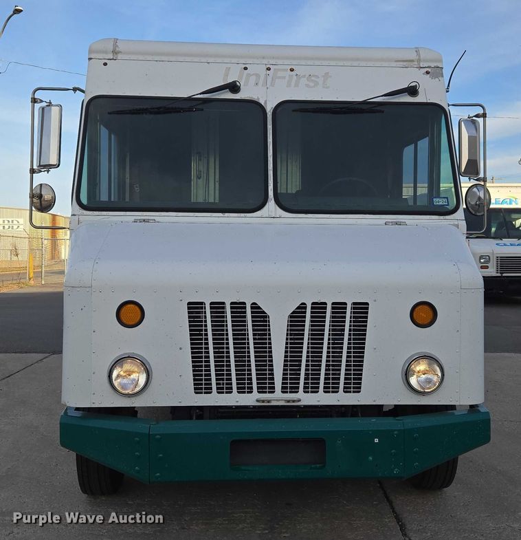 image for item ET5270 2014 Freightliner MT45 delivery truck