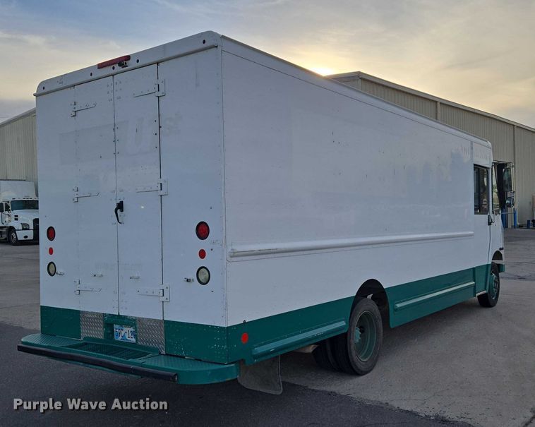 image for item ET5270 2014 Freightliner MT45 delivery truck