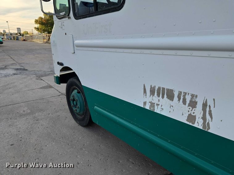 image for item ET5270 2014 Freightliner MT45 delivery truck