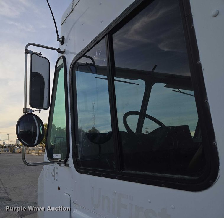 image for item ET5270 2014 Freightliner MT45 delivery truck