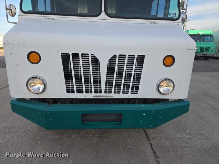 image for item ET5270 2014 Freightliner MT45 delivery truck