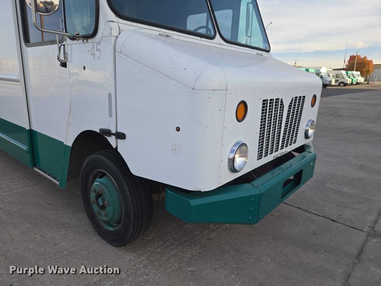 image for item ET5270 2014 Freightliner MT45 delivery truck