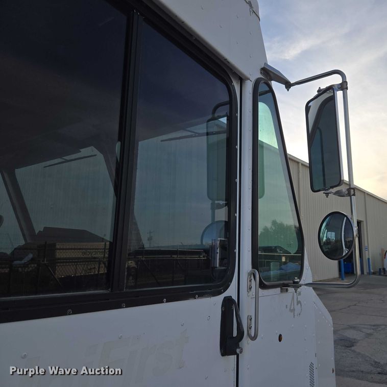 image for item ET5270 2014 Freightliner MT45 delivery truck