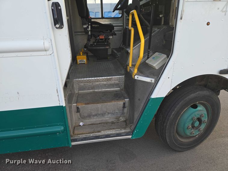 image for item ET5270 2014 Freightliner MT45 delivery truck