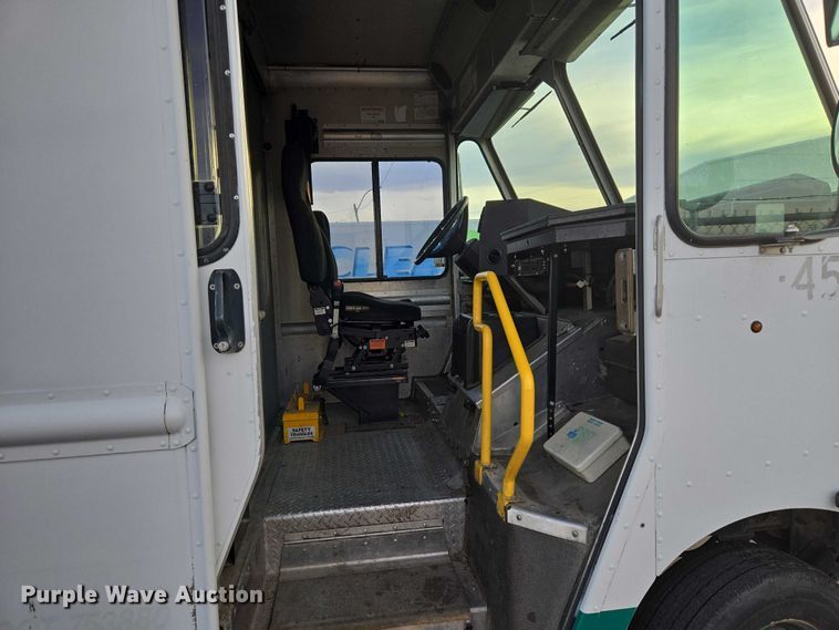 image for item ET5270 2014 Freightliner MT45 delivery truck