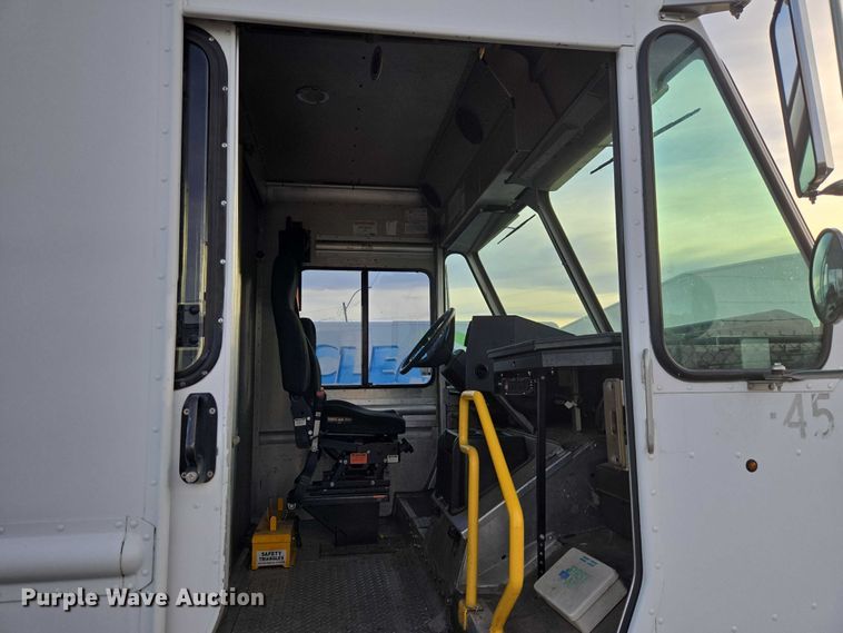 image for item ET5270 2014 Freightliner MT45 delivery truck