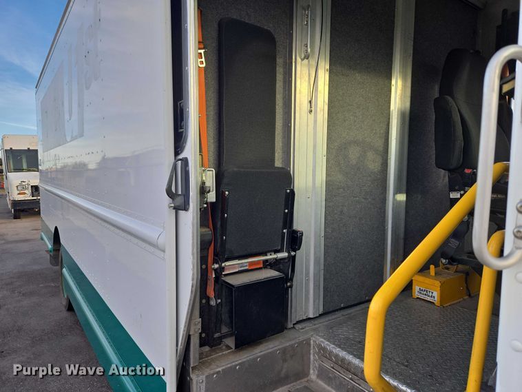 image for item ET5270 2014 Freightliner MT45 delivery truck