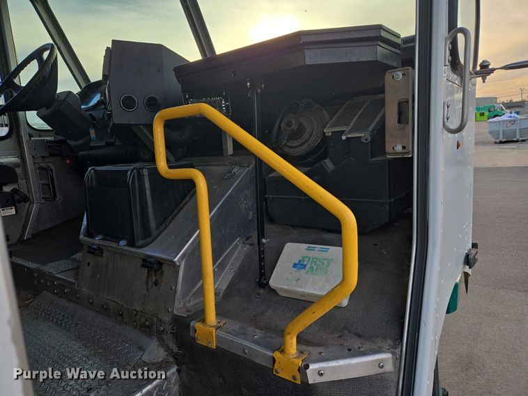 image for item ET5270 2014 Freightliner MT45 delivery truck