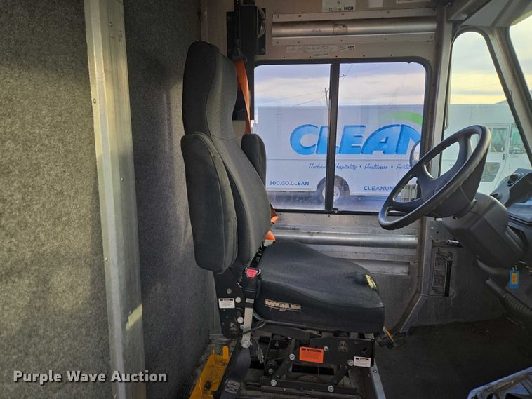 image for item ET5270 2014 Freightliner MT45 delivery truck