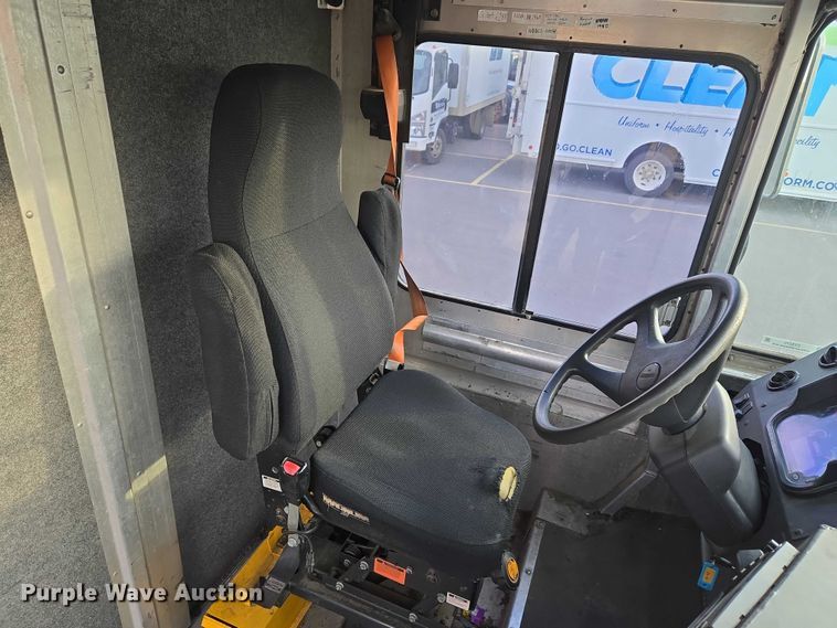 image for item ET5270 2014 Freightliner MT45 delivery truck