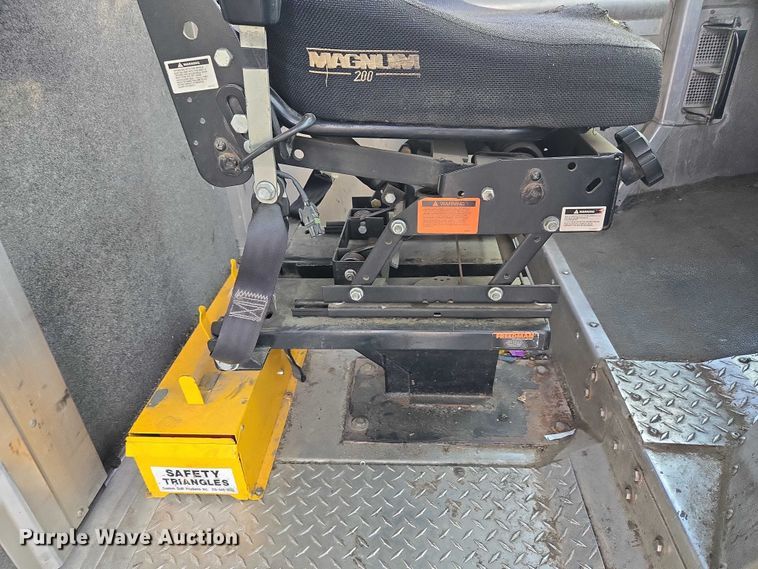 image for item ET5270 2014 Freightliner MT45 delivery truck