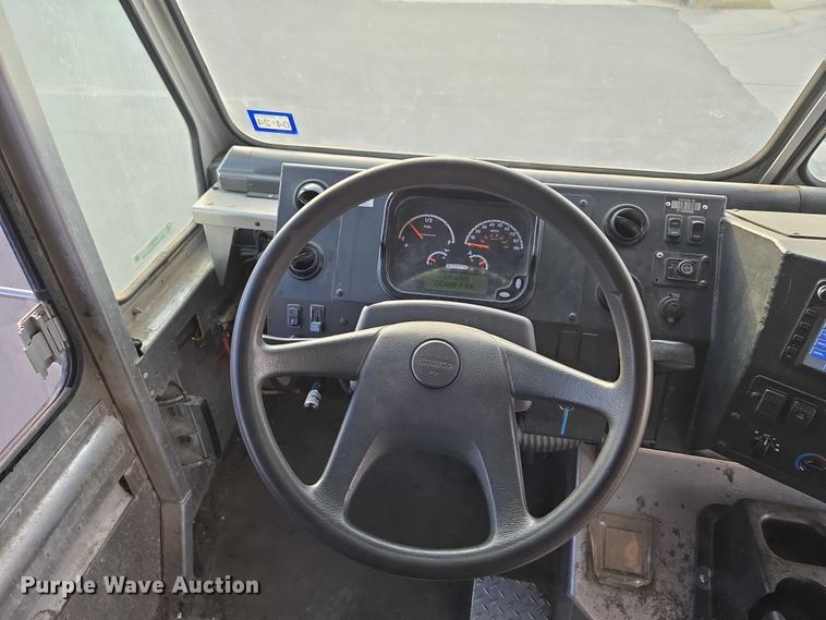 image for item ET5270 2014 Freightliner MT45 delivery truck