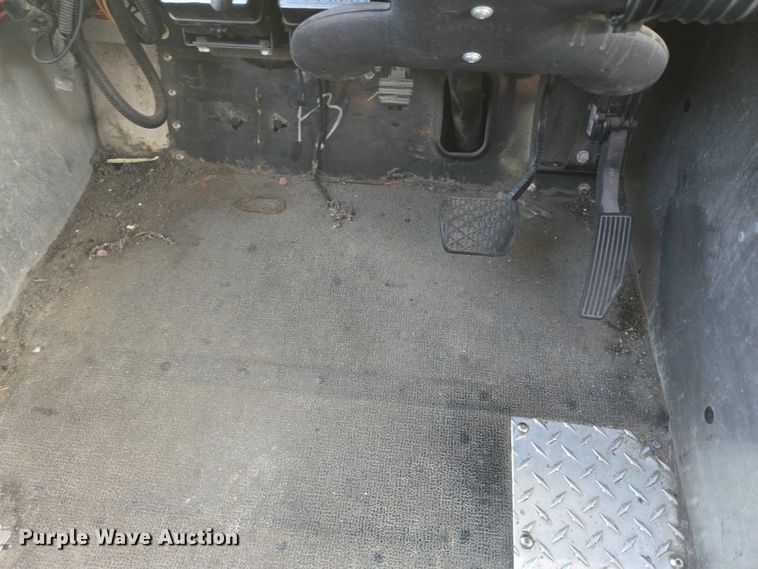 image for item ET5270 2014 Freightliner MT45 delivery truck