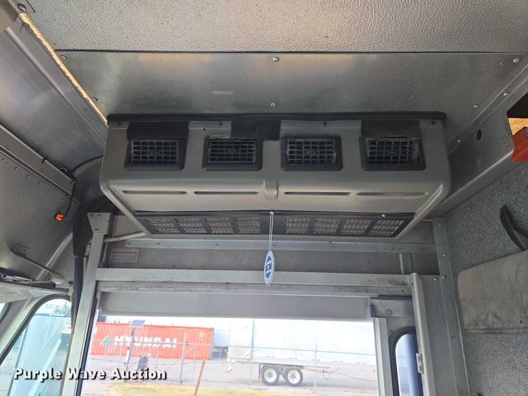 image for item ET5270 2014 Freightliner MT45 delivery truck