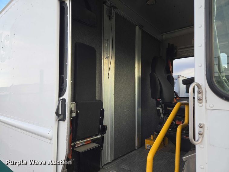 image for item ET5270 2014 Freightliner MT45 delivery truck