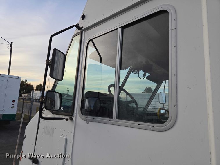 image for item ET5271 2017 Freightliner MT45  delivery truck