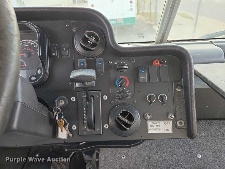 image for item ET5271 2017 Freightliner MT45  delivery truck