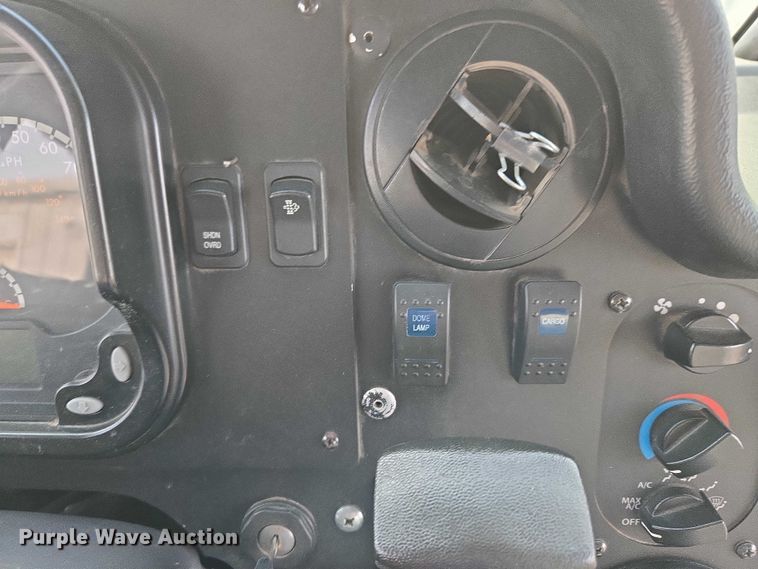 image for item ET5271 2017 Freightliner MT45  delivery truck