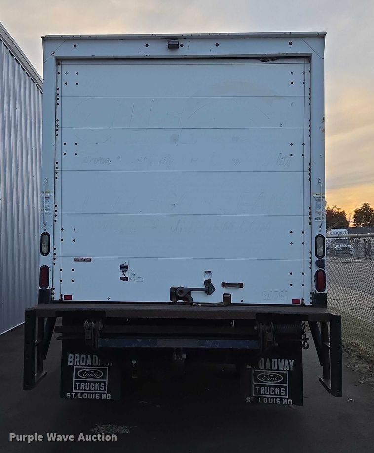 image for item ET5272 2013 Ford F550 Super Duty box truck