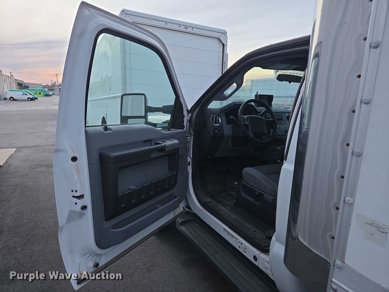 image for item ET5272 2013 Ford F550 Super Duty box truck