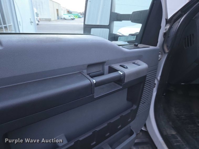 image for item ET5272 2013 Ford F550 Super Duty box truck