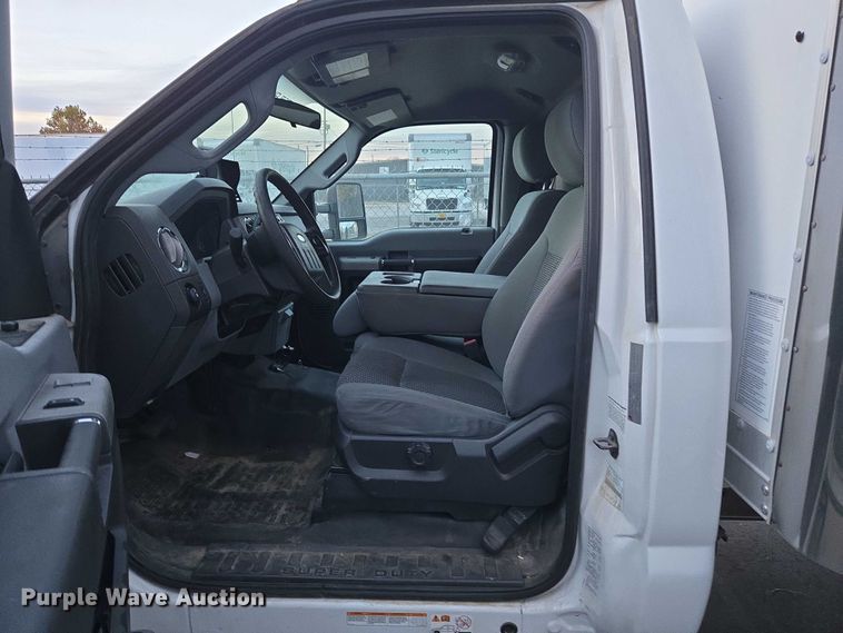 image for item ET5272 2013 Ford F550 Super Duty box truck
